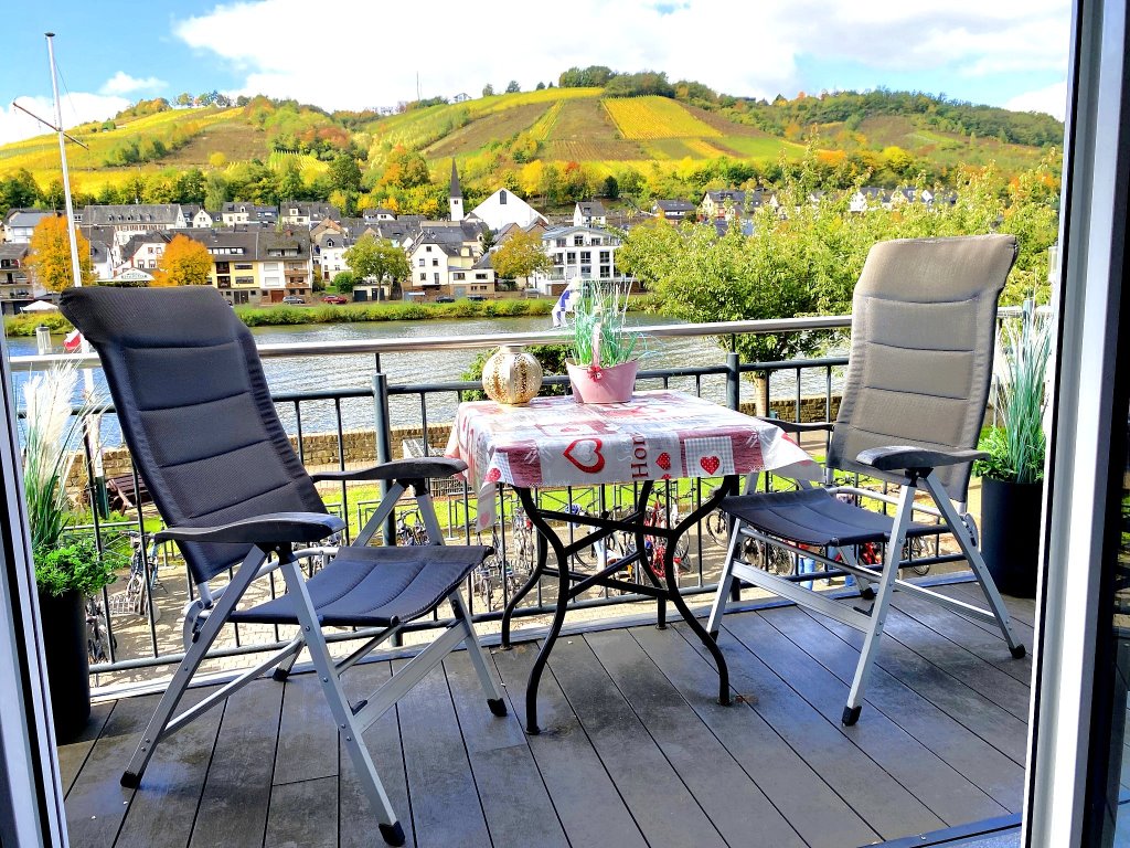 Traumhafter Moselblick vom Balkon der Ferienwohnung Helene