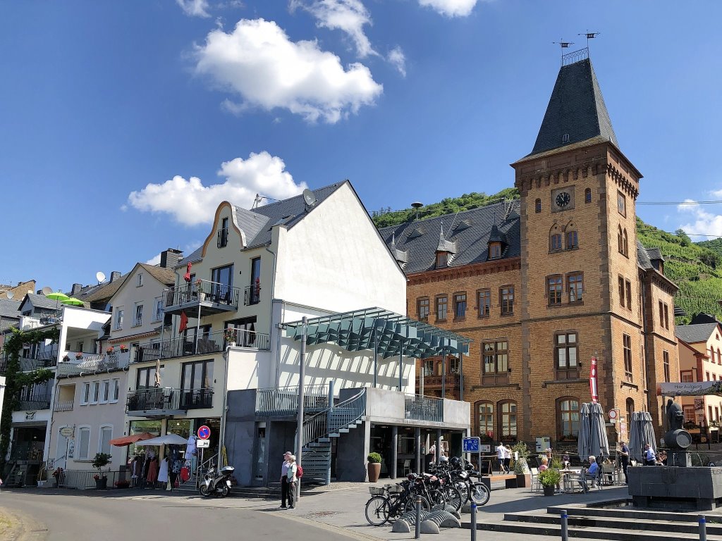 Weinlounge und Schwarze Katz Brunnen - Mosel Urlaub in Haus Moselwelt