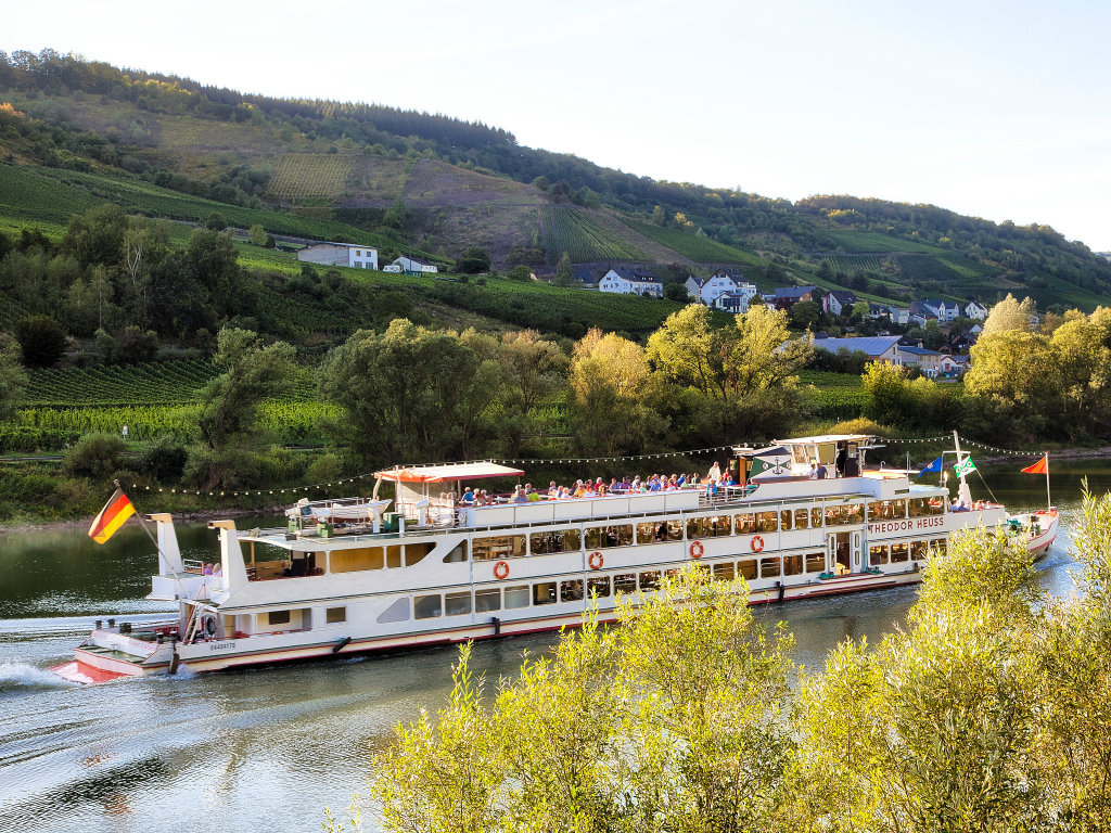 Ausflug mit einem Schiff auf der Mosel