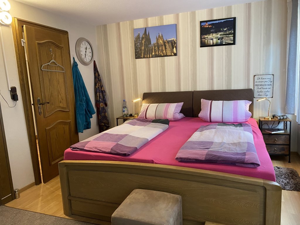 Schlafzimmer mit Doppelbett