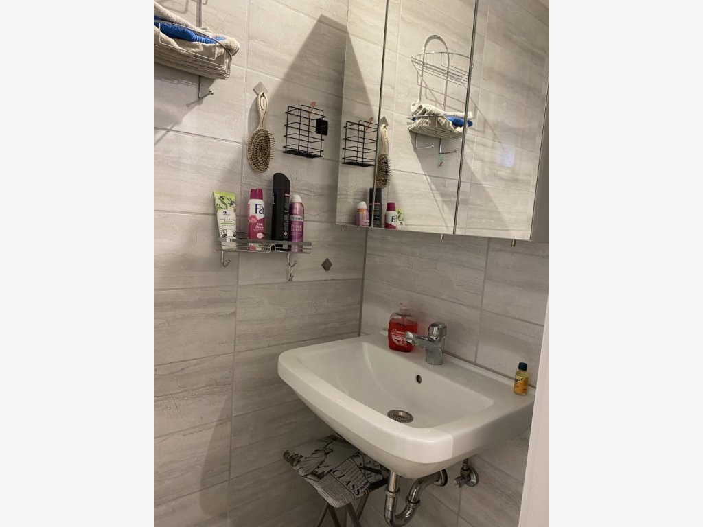 Modernes Bad mit Spiegelschrank