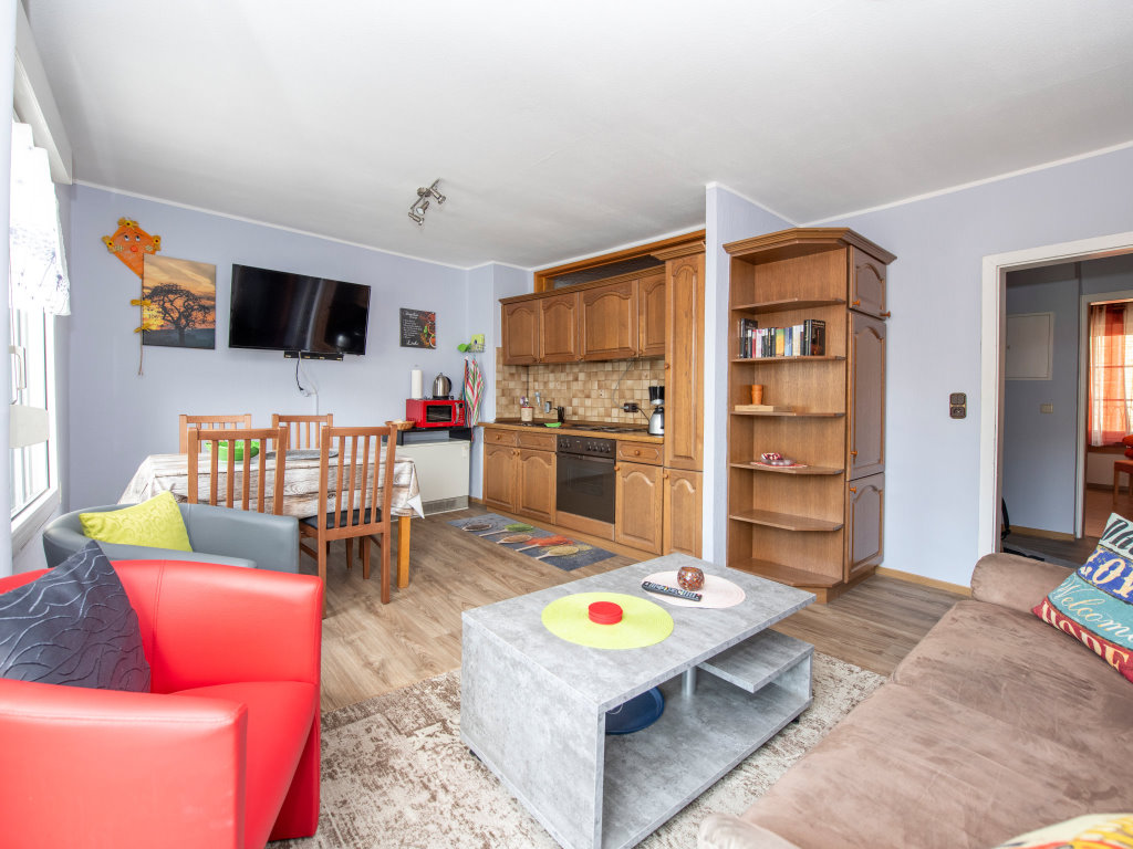 Wohnzimmer mit Essbereich und Küchenzeile