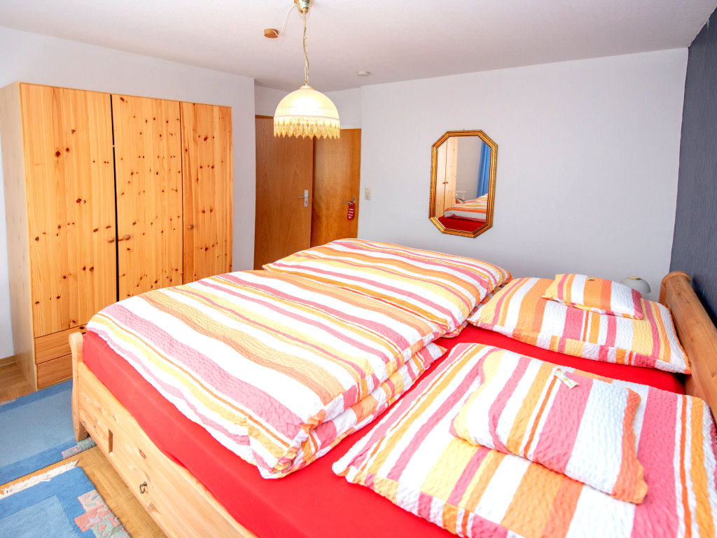 Schlafzimmer 1 mit Kleiderschrank