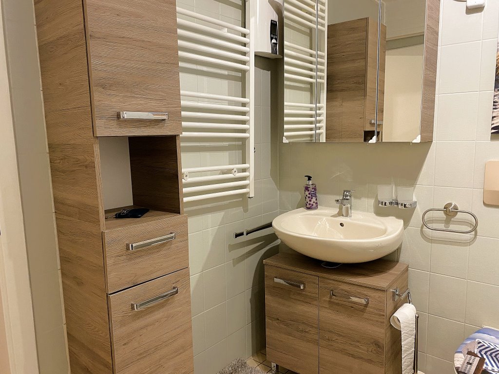 Bad mit Waschtisch und Spiegel