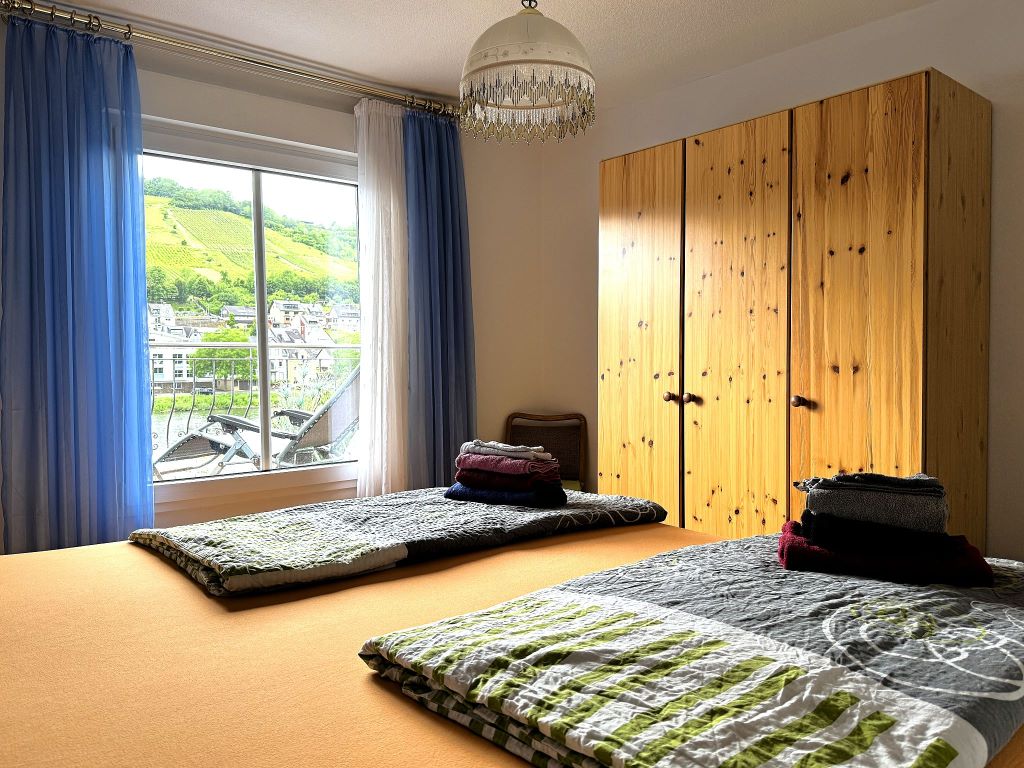 Großes Schlafzimmer 2 mit Kleiderschrank