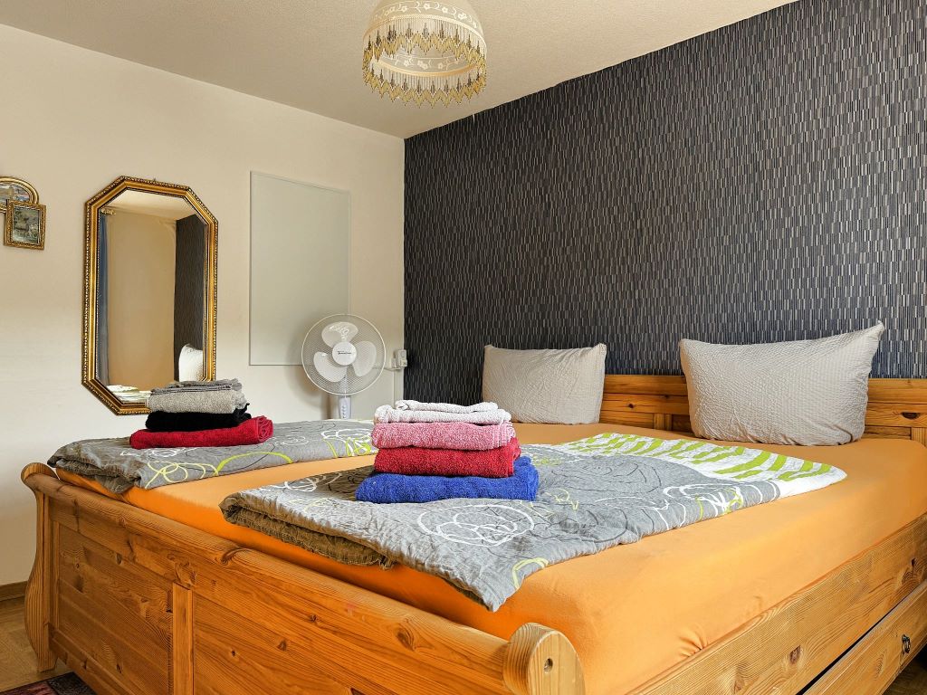 Großes Schlafzimmer 2 mit Spiegel