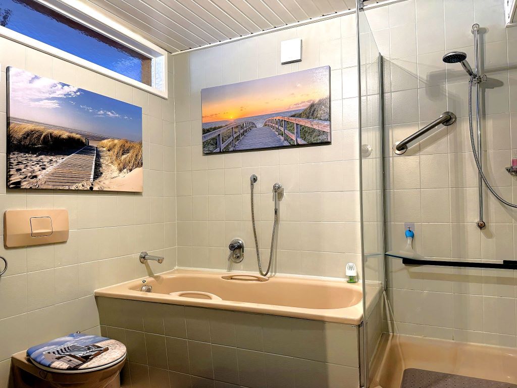 Großes Bad mit Wanne