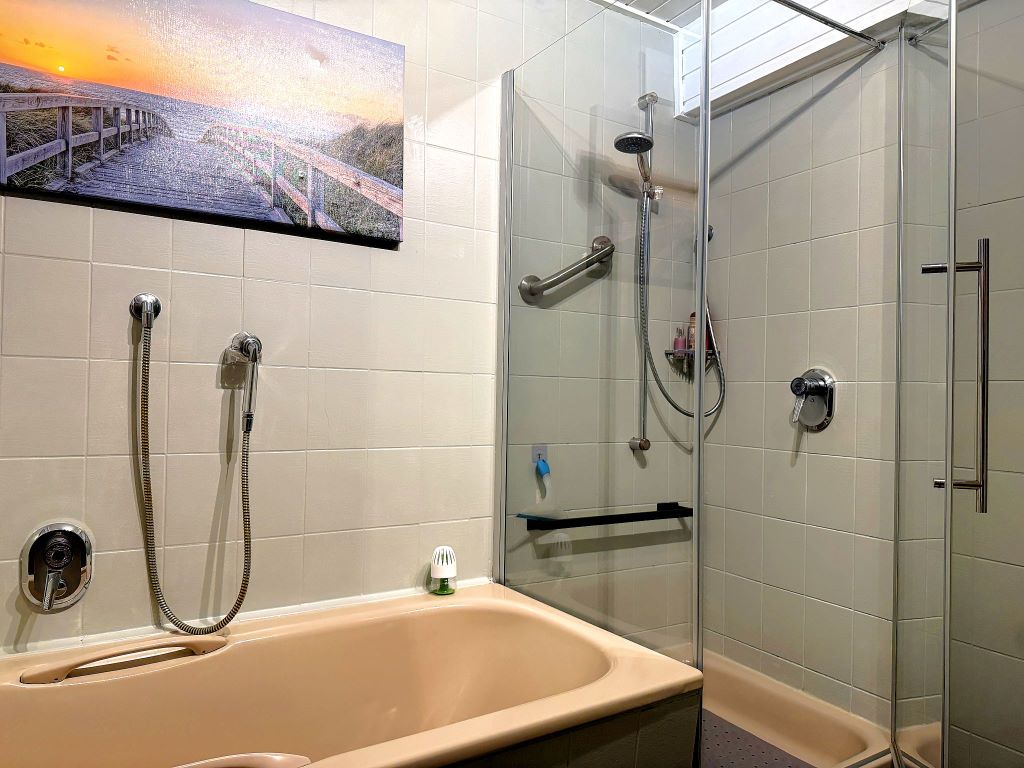 Wanne und Dusche