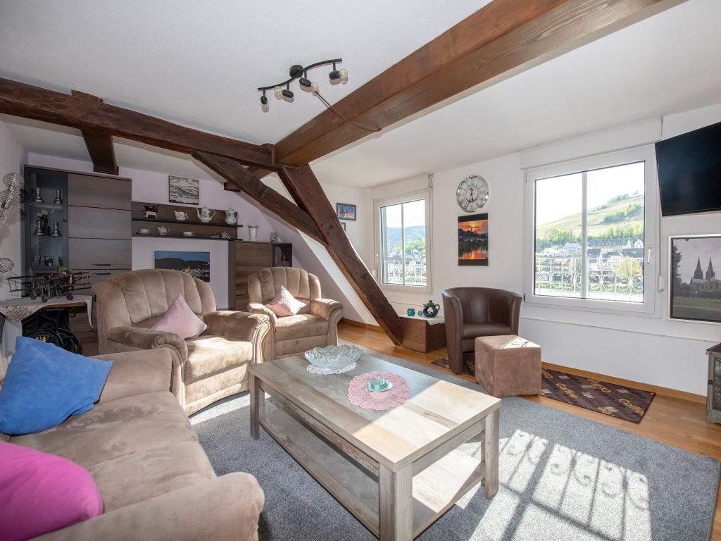 Wohnzimmer mit historischer Balkendecke