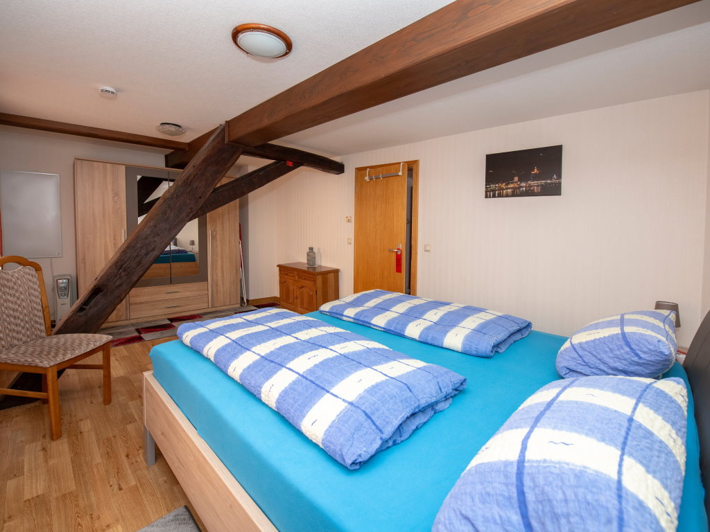 Schlafzimmer 1 mit Kleiderschrank